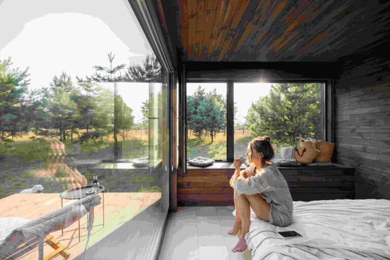 Mujer en una casa en el campo realizada con construcción Human Centric