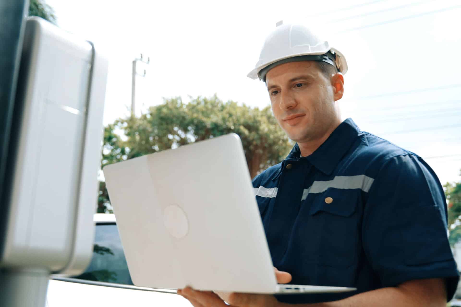 Instalador revisando sistema en vivienda.