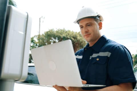 Instalador revisando sistema en vivienda.