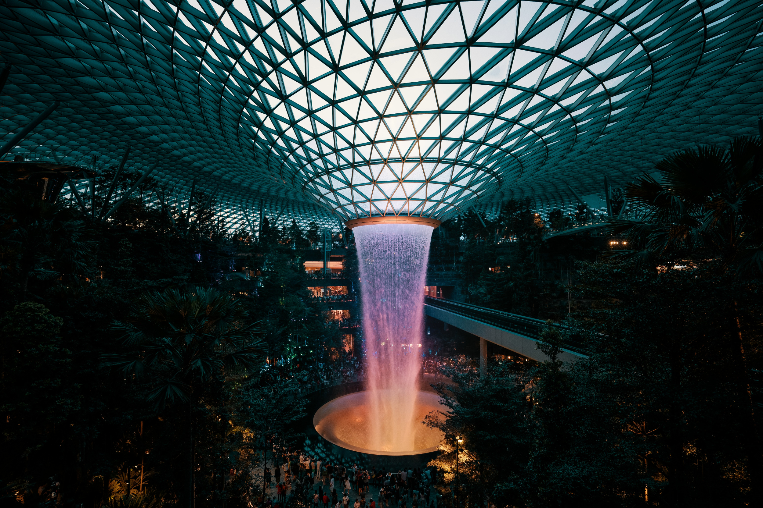 Cascada en el aeropuerto de Singapur como ejemplo de diseño biofílico.