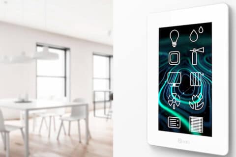 Tablet con iconografía de los principales beneficios de la domótica