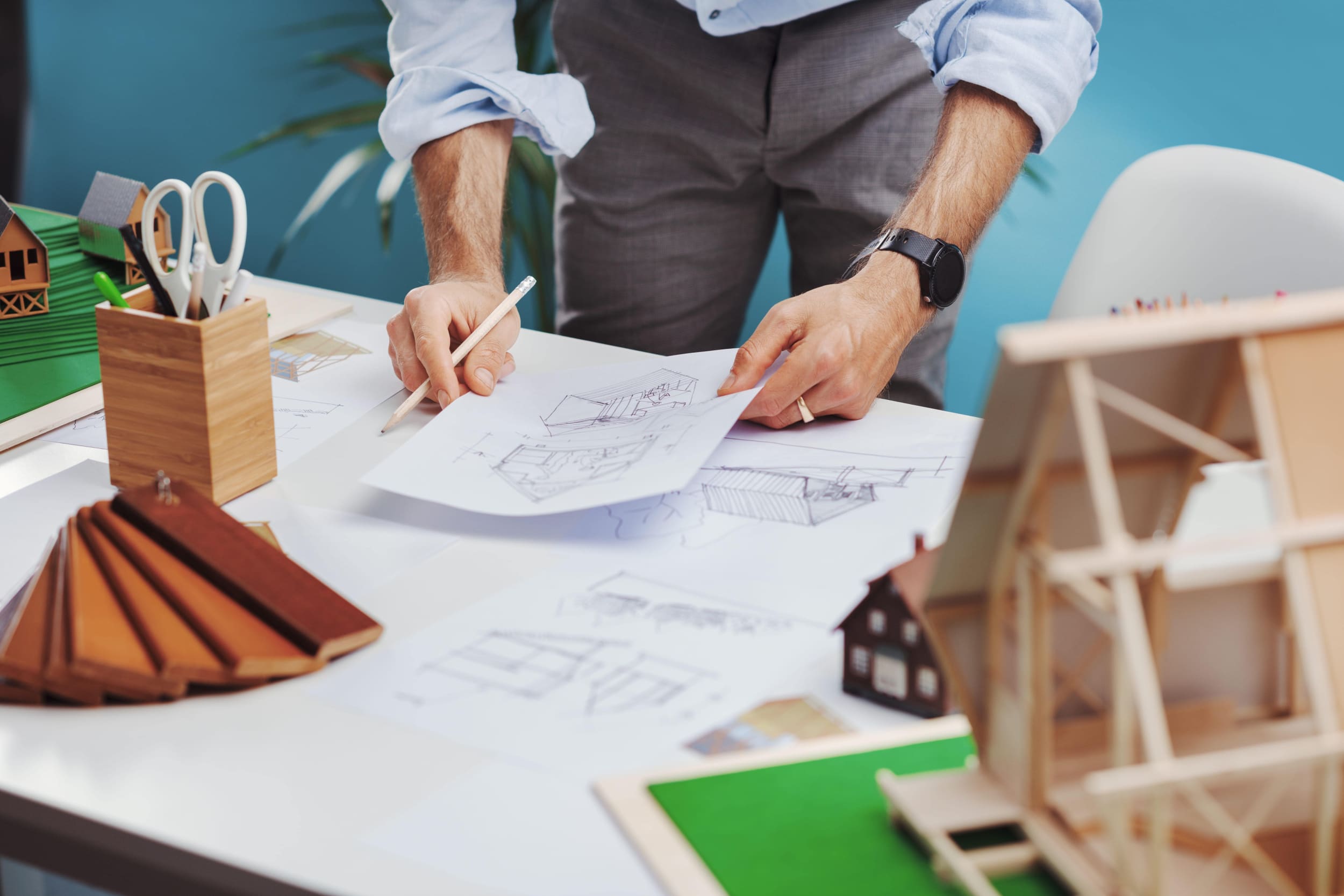 Arquitecto aplicando medidas pasivas a la construcción de viviendas sobre plano.