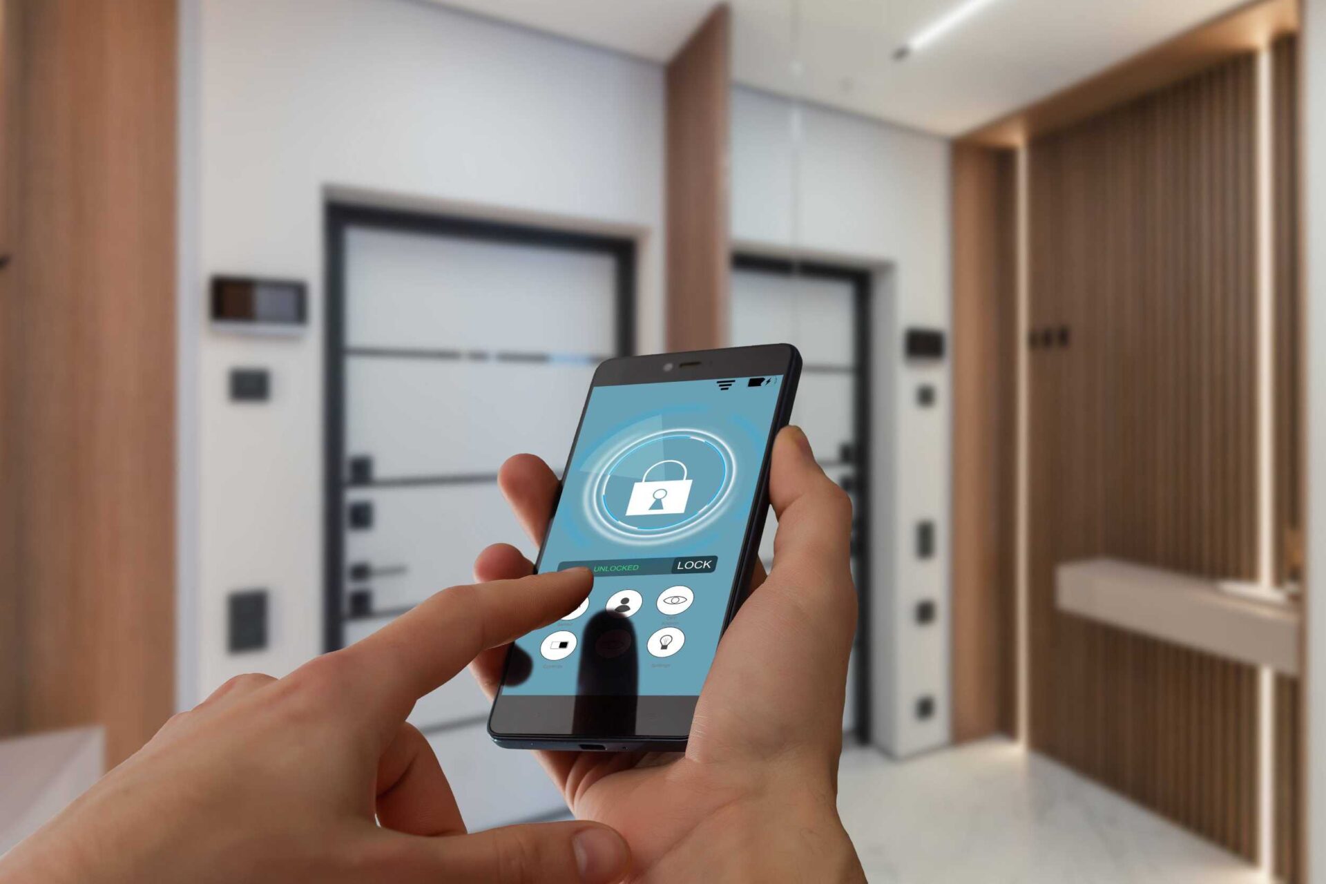 mujer que utiliza IoT en casa para la calefacción