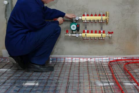 Instalador que trabaja como autónomo realizando una tarea en una vivienda.