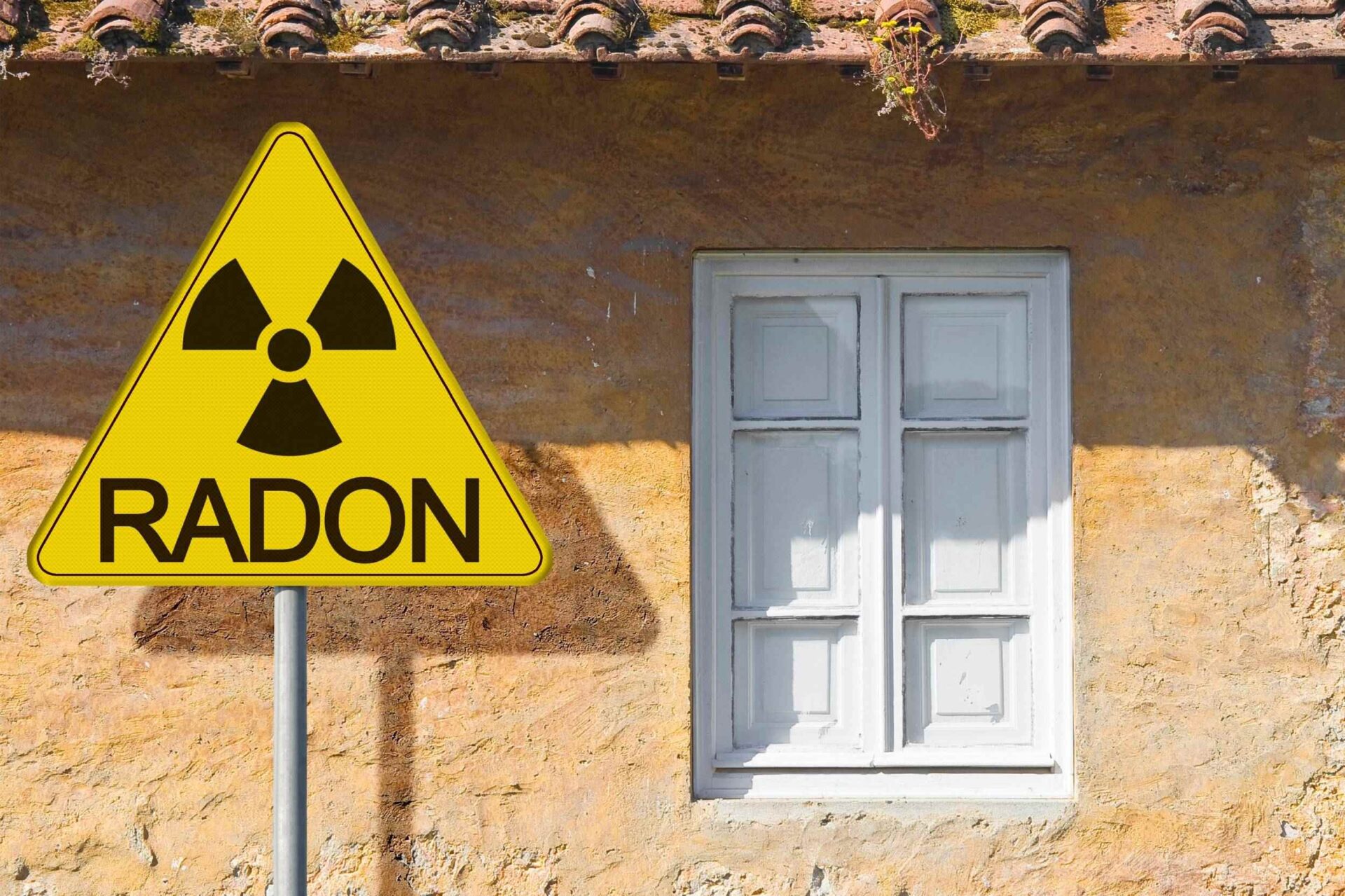 Símbolo de radón enfrente de una vivienda que indica la presencia de radón, en este caso, España