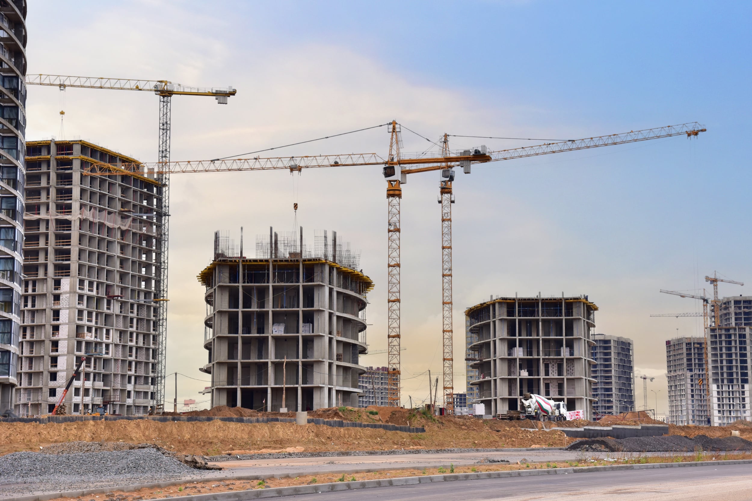 Varios edificios de vivienda en construcción entre grúas.