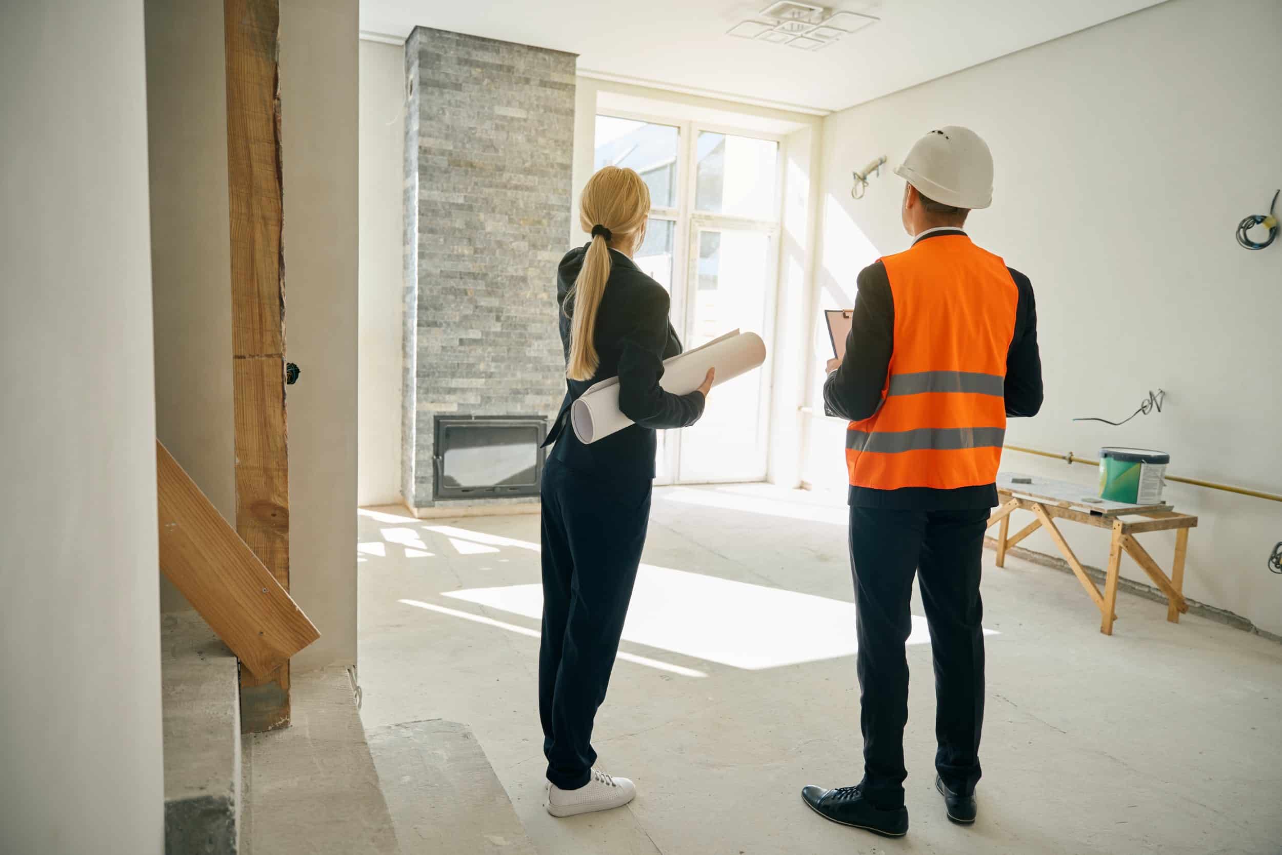 Propietario de vivienda y responsable de obra verificando la obra de un piso.