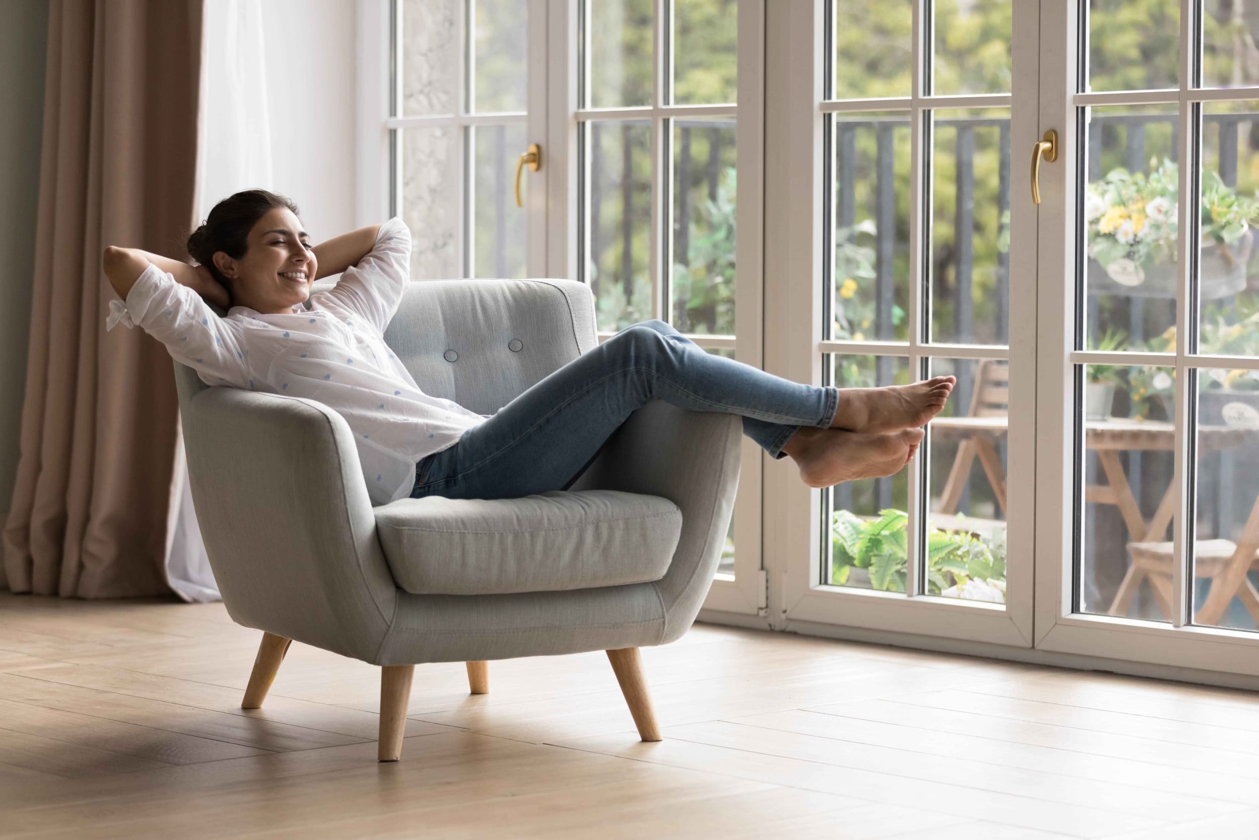 Mujer en su vivienda con suelo radiante refrescante.