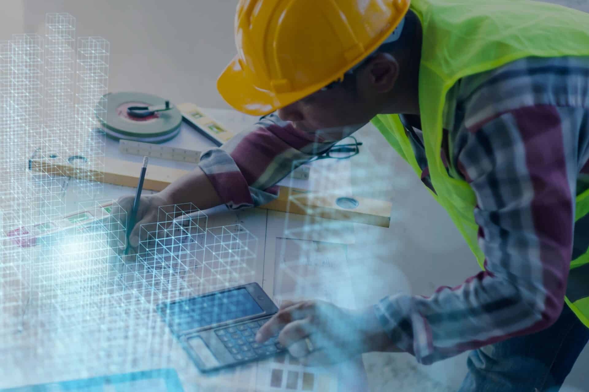 Arquitecto trabajando en los planos de una vivienda industrializada para que sea sostenible.